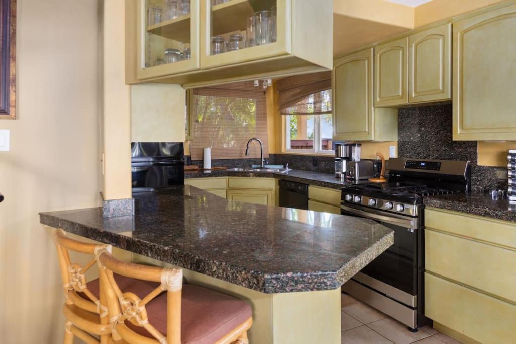 Plumeria Suite, 2-Bedrooms, Sleeps 6, Pool & Bbq, Pre-Renovation Summer Sale Kihei Εξωτερικό φωτογραφία