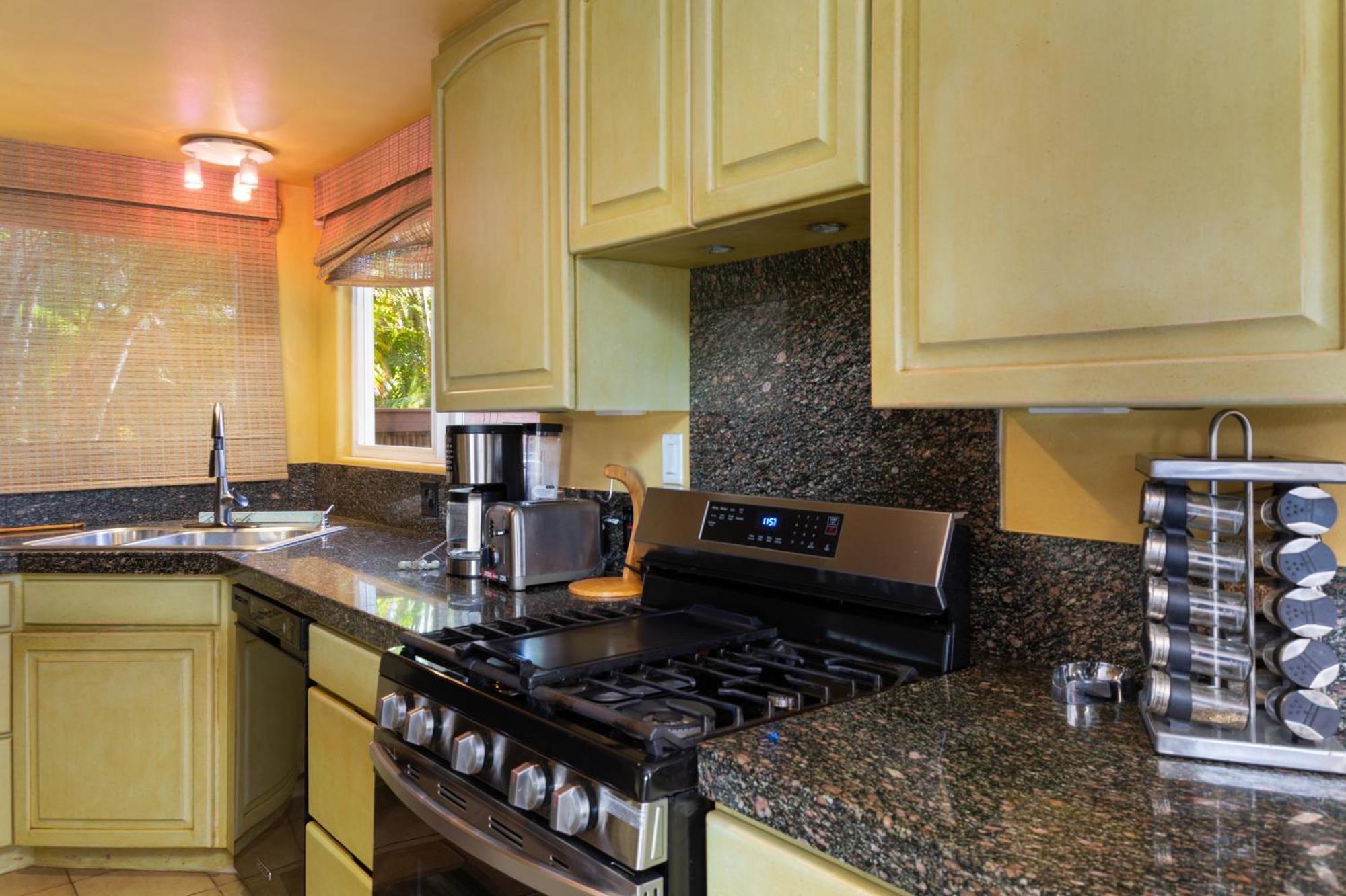 Plumeria Suite, 2-Bedrooms, Sleeps 6, Pool & Bbq, Pre-Renovation Summer Sale Kihei Εξωτερικό φωτογραφία
