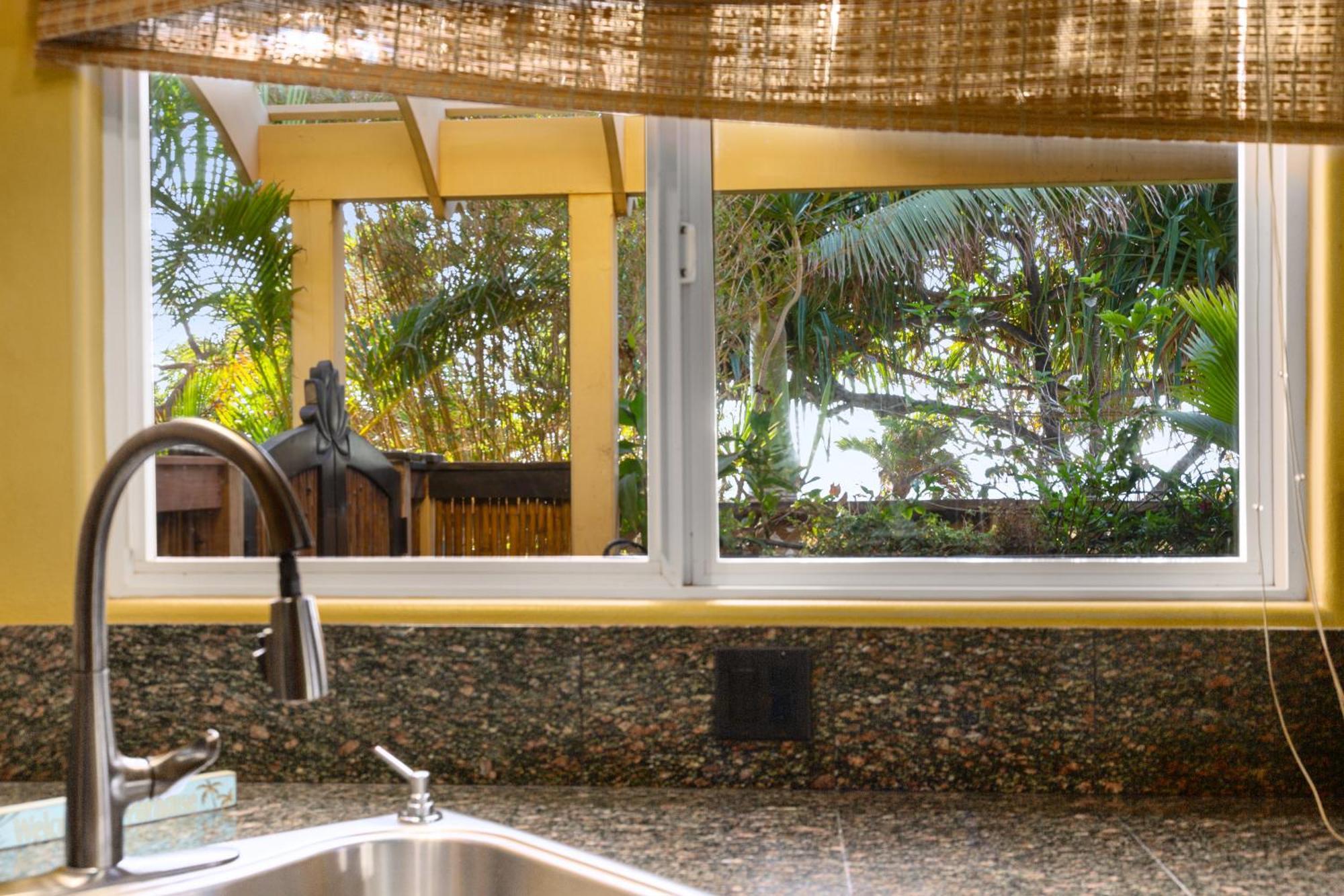 Plumeria Suite, 2-Bedrooms, Sleeps 6, Pool & Bbq, Pre-Renovation Summer Sale Kihei Εξωτερικό φωτογραφία